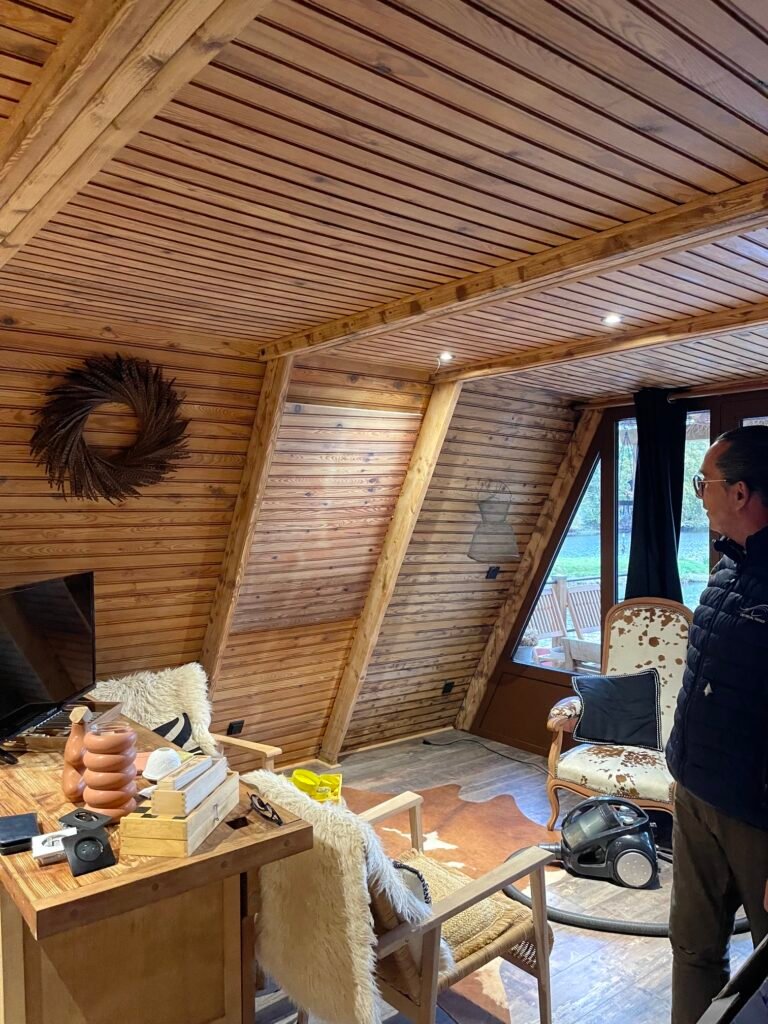 Radiateur FULKORN finition imitation bois intégré à un intérieur en lambris