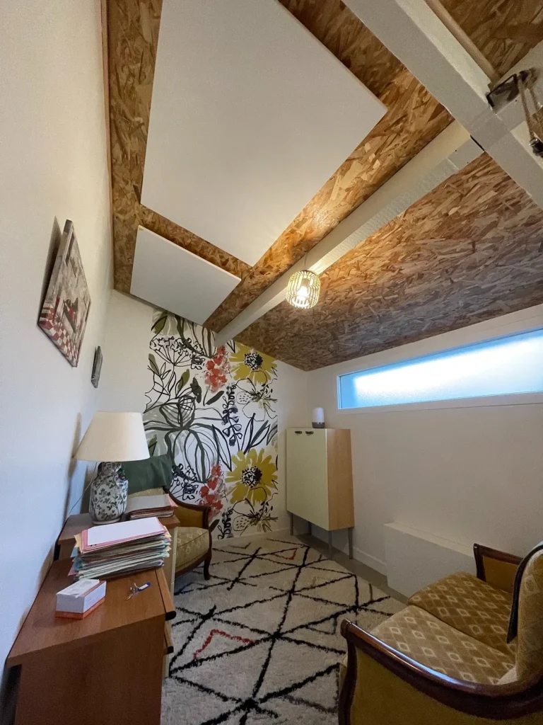 Panneaux FULKORN intégrés au plafond d’un intérieur client