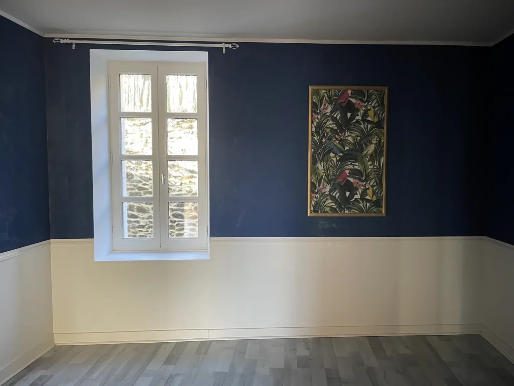 Radiateur imprimé avec un motif d’oiseau dans une pièce bleu nuit