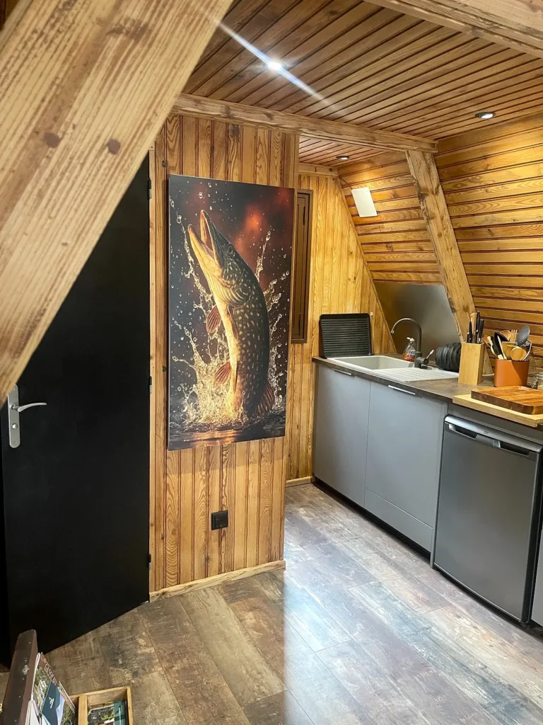 Radiateur imprimé avec un poisson dans une cuisine en bois