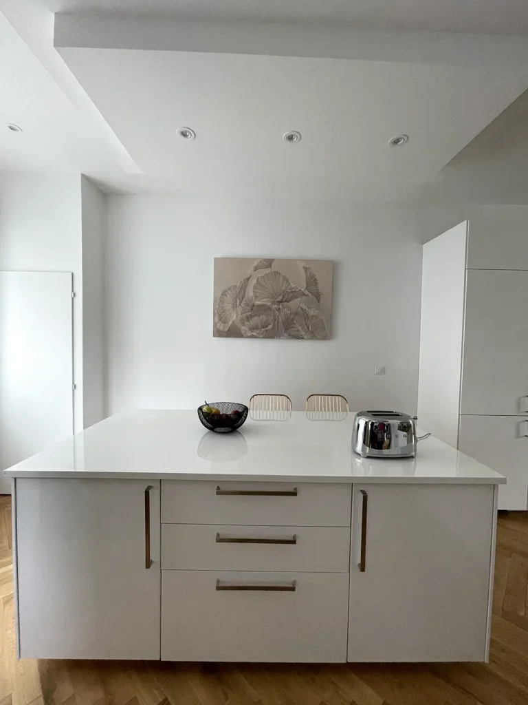 Radiateur imprimé discret dans une cuisine blanche contemporaine