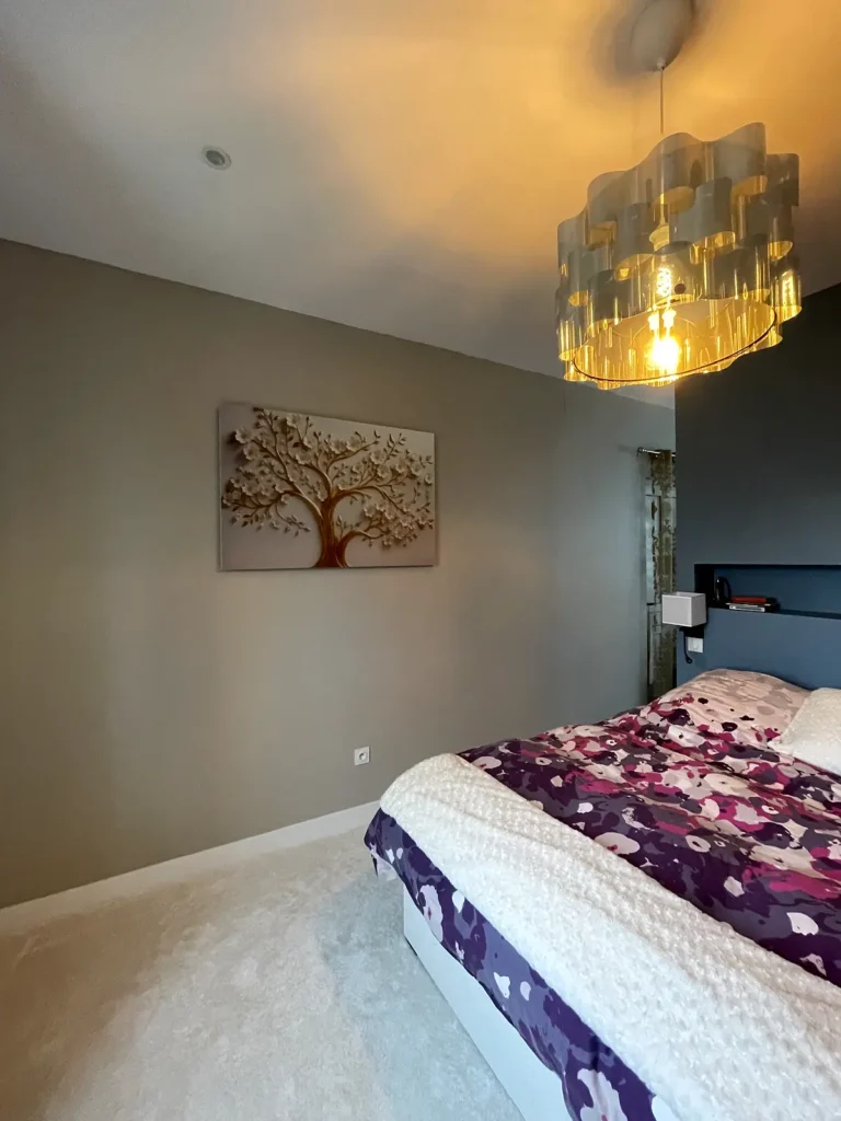 Radiateur imprimé avec un arbre dans une chambre chaleureuse